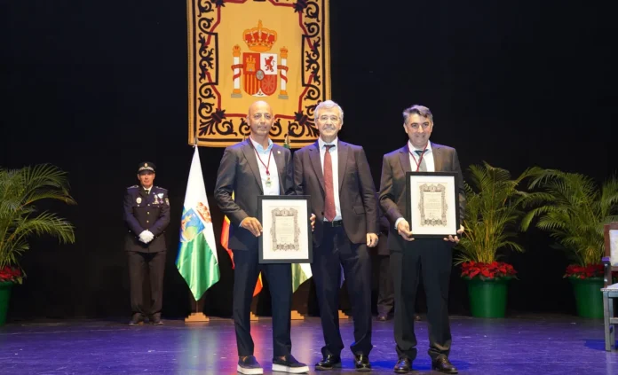 Estepona distingue a ‘Popi’ y ‘Matxin’ como Hijos Adoptivos y reconoce la labor de ocho docentes jubilados en el Día de la Constitución 1