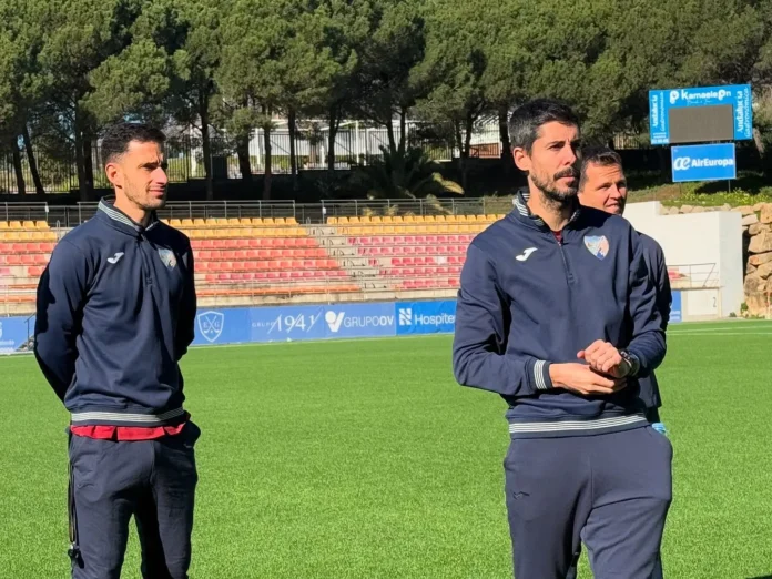 CD Estepona se enfrenta hoy ante el Xerez Deportivo con el estreno de su nuevo entrenador Carlos Cura