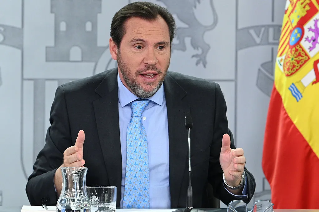 Oscar Puente promete desde el congreso de los diputados la ejecución del Tren litoral