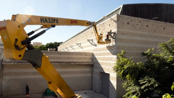 Estepona mejora el mantenimiento del pabellón de La Lobilla con una nueva pasarela