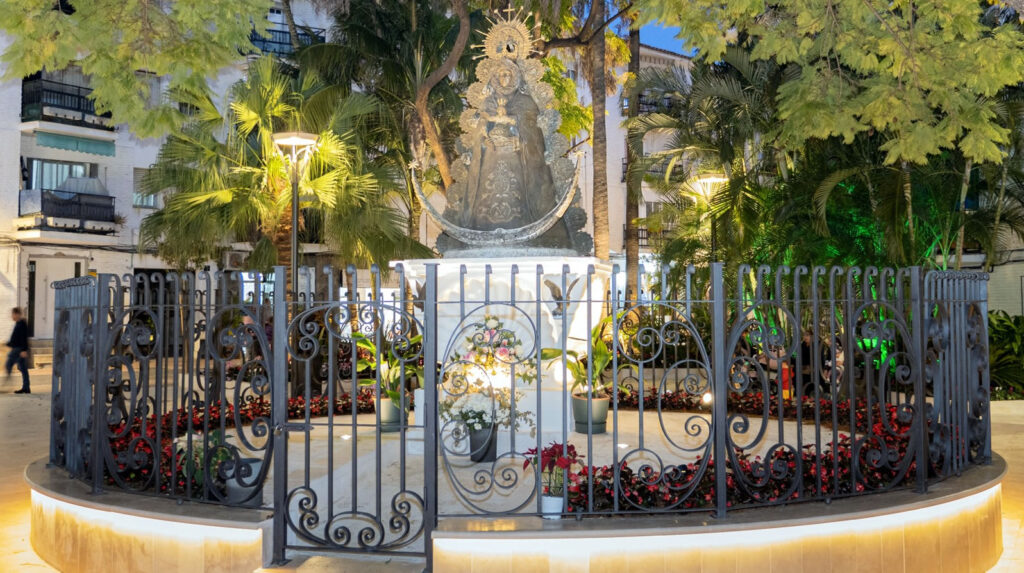 Plaza Virgen del Rocío 1