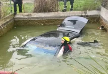 Vehículo cae a alberca en Estepona sin heridos Vehículo cae a alberca en Estepona