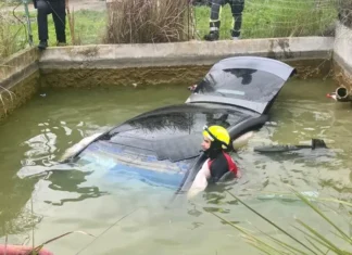 Vehículo cae a alberca en Estepona sin heridos Vehículo cae a alberca en Estepona