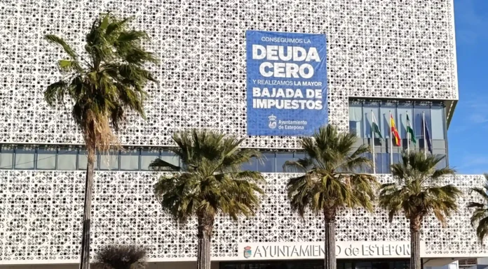 El Ayuntamiento de Estepona presume de superávit y deuda cero mientras un informe oficial señala que se salta la regla de gasto en 24,6 millones de euros. Estepona presume de superávit