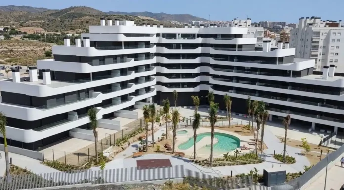 El Ayto. de Estepona lamenta que Endesa rechaza su plan para dar luz al edificio Alma Endesa rechaza
