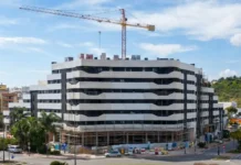 72 familias de Estepona sin luz en sus pisos nuevos se manifiestan en Málaga 72 familias de Estepona sin luz