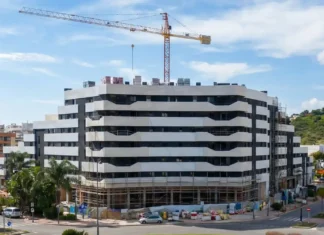 72 familias de Estepona sin luz en sus pisos nuevos se manifiestan en Málaga 72 familias de Estepona sin luz