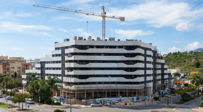 72 familias de Estepona sin luz en sus pisos nuevos se manifiestan en Málaga 72 familias de Estepona sin luz