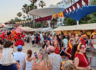 Mercadillo de verano en el paseo marítimo hasta el 6 de Septiembre Mercadillo de verano en el paseo marítimo hasta el 6 de Septiembre