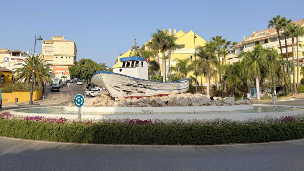 Estepona licita un nuevo barco pesquero tradicional para la avenida Puerta del Mar
