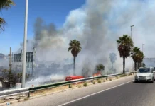 Incendio urbano en Estepona junto al taller Paga Menos Incendio urbano en Estepona