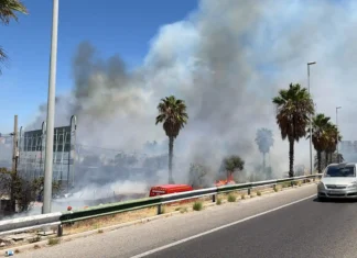 Incendio urbano en Estepona junto al taller Paga Menos Incendio urbano en Estepona