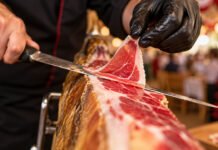 Estepona reúne hoy en La Plaza del Ajedrez a 40 cortadores de jamón en un encuentro solidario contra el cáncer 40 cortadores de jamón
