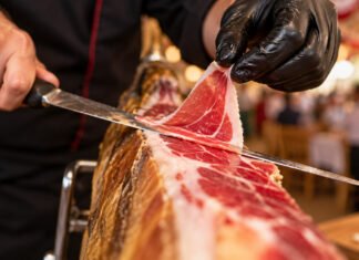Estepona reúne hoy en La Plaza del Ajedrez a 40 cortadores de jamón en un encuentro solidario contra el cáncer 40 cortadores de jamón