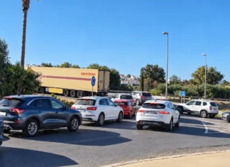 Cancelada, atrapada en su propia rotonda: los vecinos se rebelan contra el caos de tráfico diario Cancelada, atrapada en su propia rotonda
