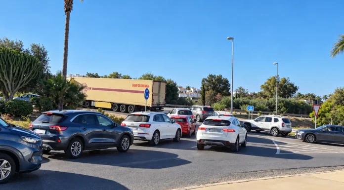 Cancelada, atrapada en su propia rotonda: los vecinos se rebelan contra el caos de tráfico diario Cancelada, atrapada en su propia rotonda