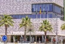 Estepona se ilumina con los colores de Ceuta en señal de solidaridad Estepona muestra su apoyo a Ceuta