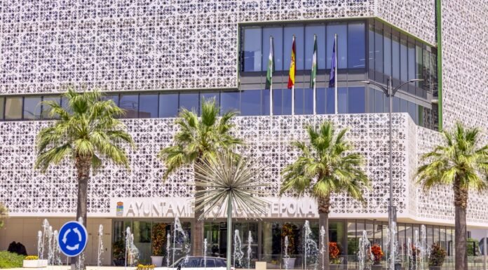 Estepona se ilumina con los colores de Ceuta en señal de solidaridad Estepona muestra su apoyo a Ceuta